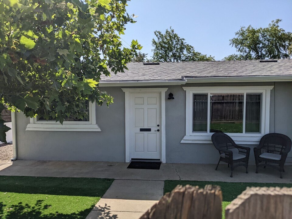 1002 D St in Ramona, CA - Building Photo