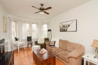 1933 W Crystal St, Unit M06H in Chicago, IL - Foto de edificio - Building Photo