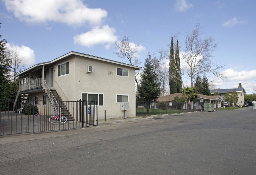 Cottage Manor in Sacramento, CA - Foto de edificio