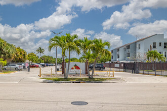 Los Suenos Condominium in Hialeah, FL - Building Photo - Building Photo