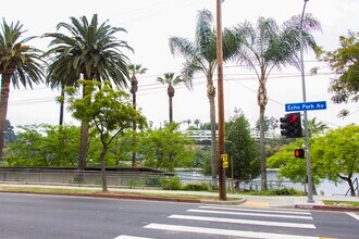 1072 Laguna Ave in Los Angeles, CA - Building Photo - Building Photo