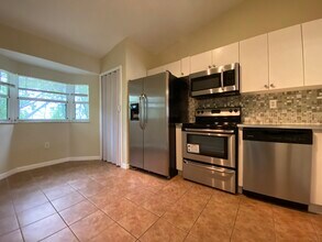 1320 SE 31st Ct, Unit 204 in Homestead, FL - Building Photo - Building Photo