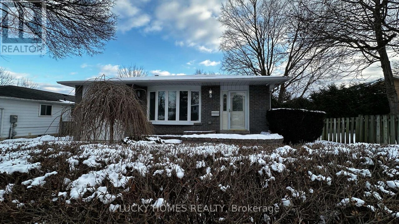 33 Vanstone Ct. in Bowmanville, ON - Building Photo