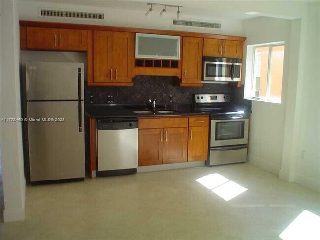 2880 Pine Tree Dr in Miami Beach, FL - Building Photo - Building Photo
