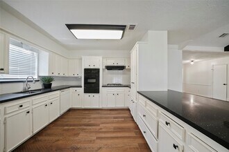 719 Thornwood Dr in Shenandoah, TX - Building Photo - Building Photo