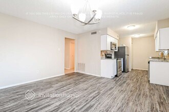 122 Cooper St in Cedar Hill, TX - Foto de edificio - Building Photo