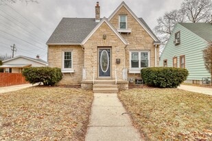 122 S 77th St in Milwaukee, WI - Building Photo