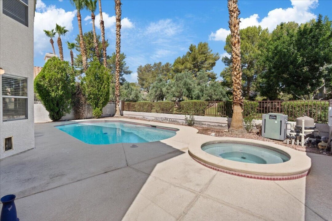 1817 Tropical Breeze Dr in Las Vegas, NV - Building Photo