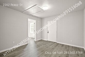 2202 Perez St in San Antonio, TX - Building Photo - Building Photo