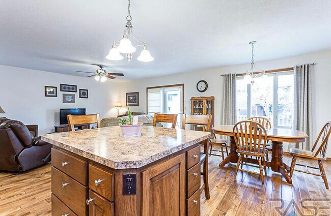 property at 2720 S Maywood Dr