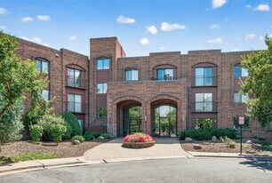 Oak Pointe Apartments in Bloomington, MN - Building Photo