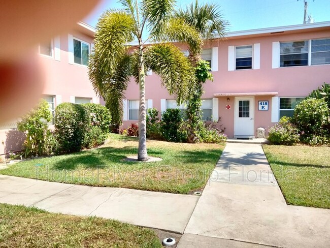 420 Monroe Ave-Unit -Apt 201D in Cape Canaveral, FL - Foto de edificio - Building Photo