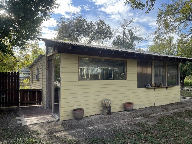 968 Cheatham St in San Marcos, TX - Foto de edificio - Building Photo