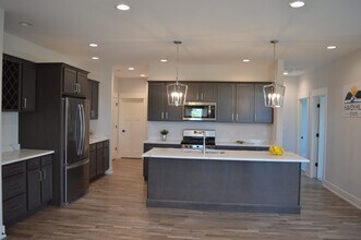 306 NW 3rd St, Unit 306 in Monroe, WI - Foto de edificio - Building Photo