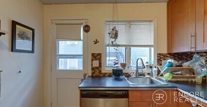 110 Thurston St, Unit 4 in Somerville, MA - Foto de edificio - Building Photo