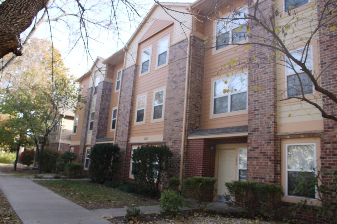 Thurston 1121 in Manhattan, KS - Foto de edificio