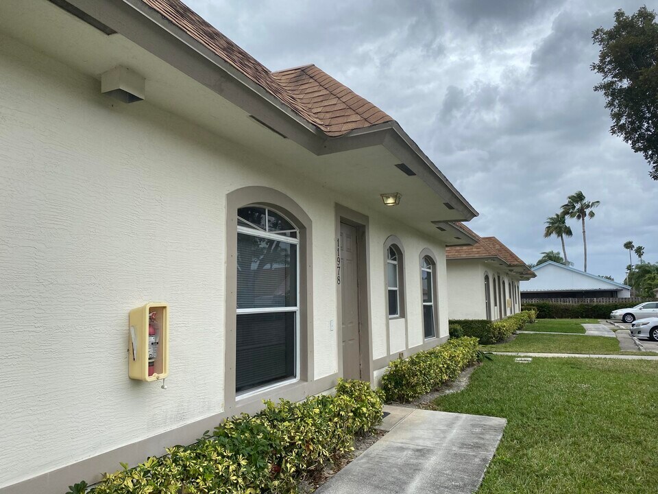 11978 Sturbridge Ln in Wellington, FL - Building Photo