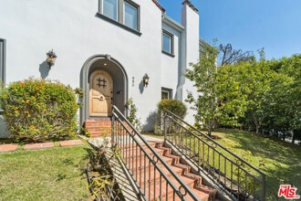 956 S Longwood Ave in Los Angeles, CA - Building Photo - Building Photo