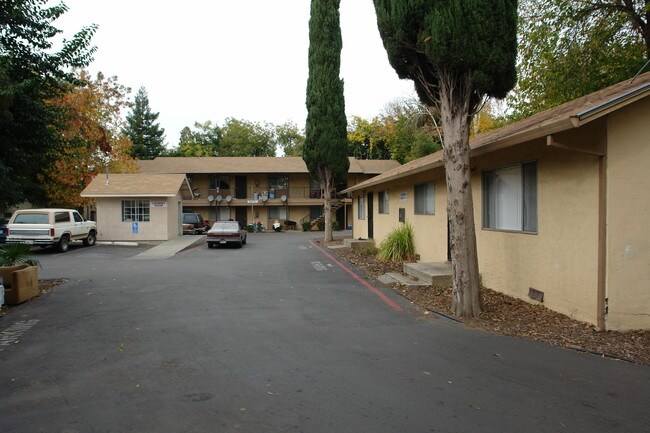 648 W 1st Ave in Chico, CA - Foto de edificio - Building Photo