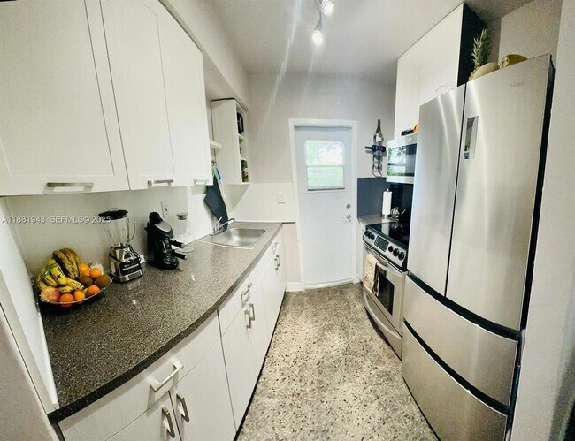 6149 SW 64th St-Unit -6149 in South Miami, FL - Building Photo - Building Photo