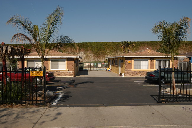 8755 Indiana Ave in Riverside, CA - Foto de edificio - Building Photo