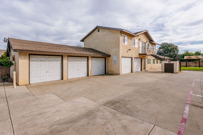 316 E Bunny Ave in Santa Maria, CA - Building Photo - Building Photo