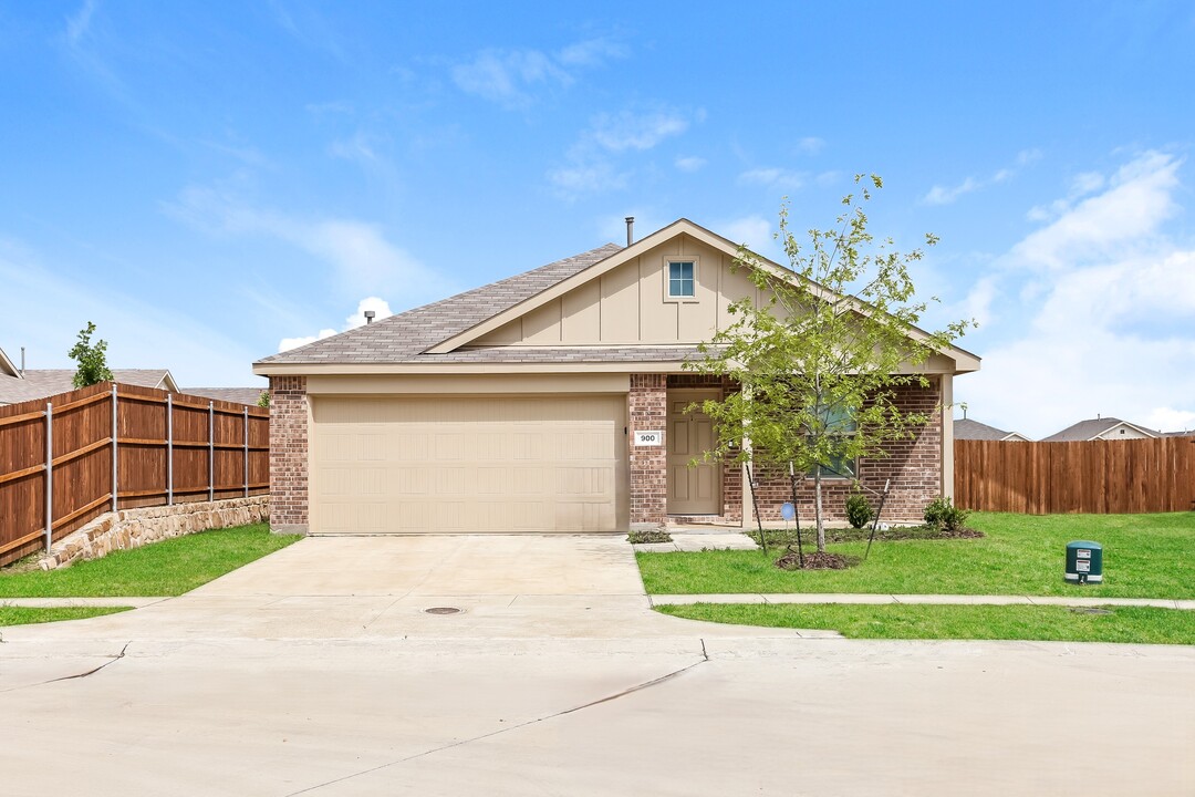 900 Lady Bird St in Ennis, TX - Building Photo