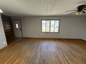 407 11th St NW in Mandan, ND - Building Photo - Building Photo
