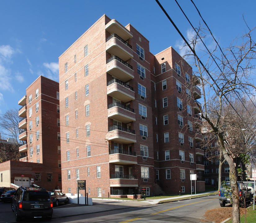 Town & Country Condos in Greenwich, CT - Building Photo