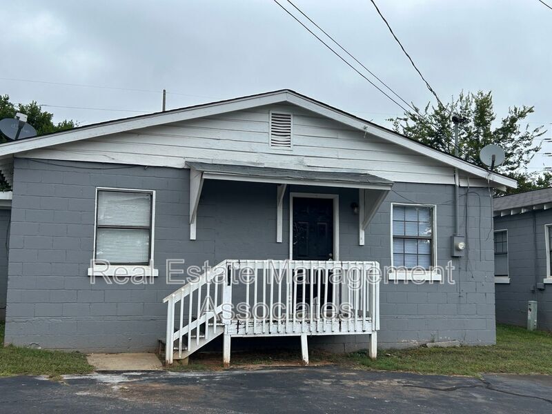 909 Cleveland St in Griffin, GA - Building Photo