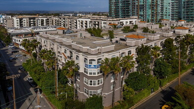 Mirabella in Marina Del Rey, CA - Foto de edificio - Building Photo