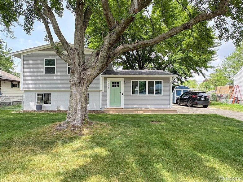2274 Leif Ave in Norton Shores, MI - Building Photo