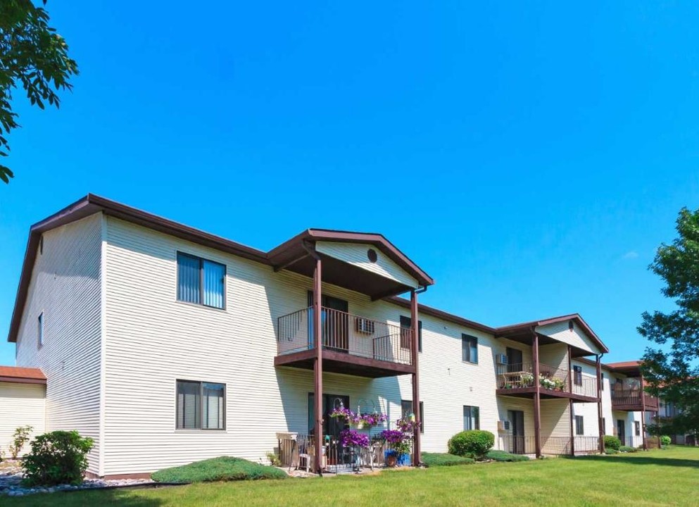 Southmoor Apartments & Townhomes in Moorhead, MN - Building Photo