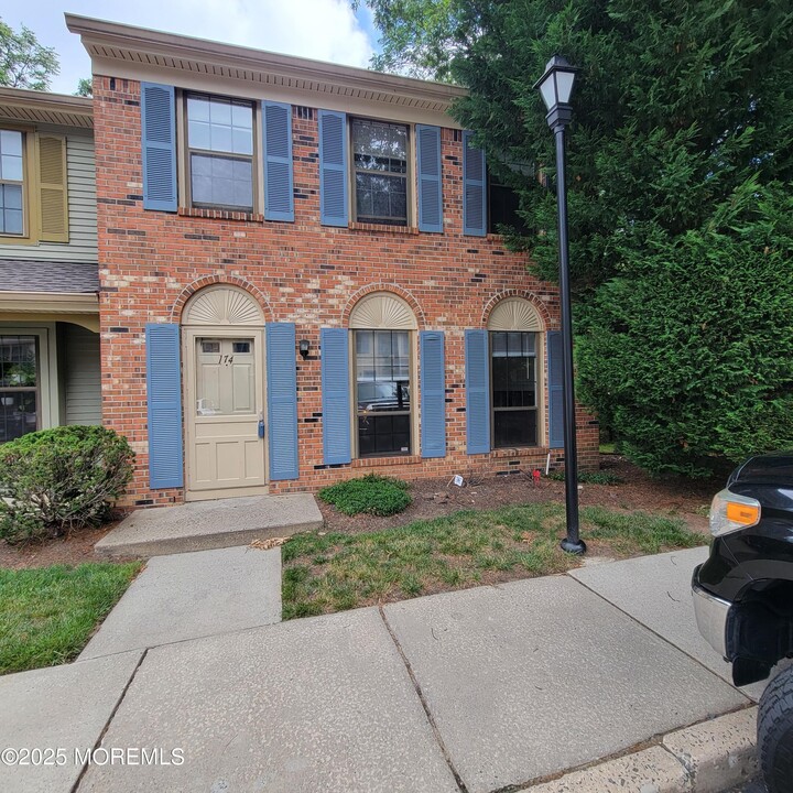 174 Edinburgh Ct in Matawan, NJ - Building Photo