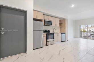 420 SW 7th St, Unit 203 in Miami, FL - Building Photo - Building Photo