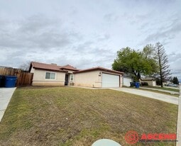 302 Tanner Michael Dr in Bakersfield, CA - Building Photo