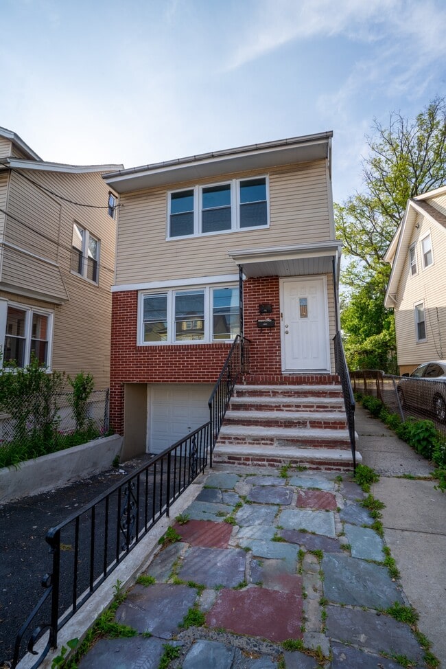 83 Sheridan St, Unit Unit 2 in Irvington, NJ - Building Photo - Building Photo