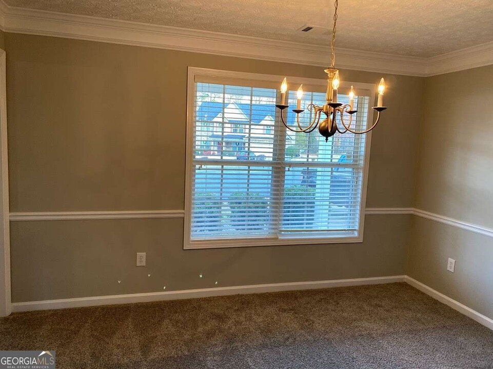 64 Windcrest Dr in Covington, GA - Foto de edificio
