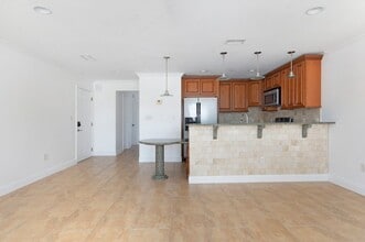 116 143rd Ave in Madeira Beach, FL - Foto de edificio - Building Photo