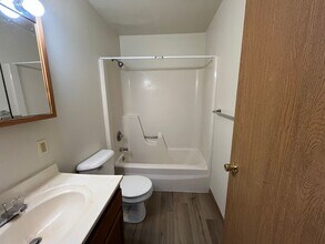 Claremont Apartments in Iowa City, IA - Building Photo - Interior Photo