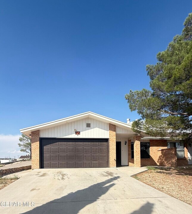 11621 Marsh Mccall Way in El Paso, TX - Building Photo