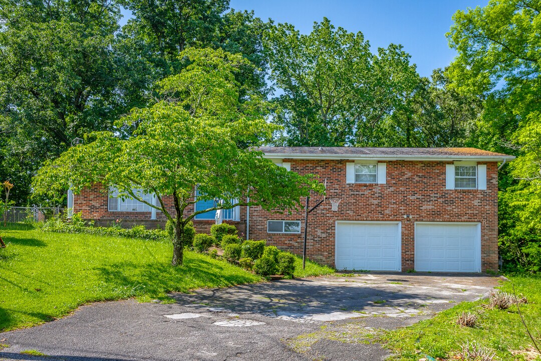 12 Sandra Dr in Rossville, GA - Building Photo