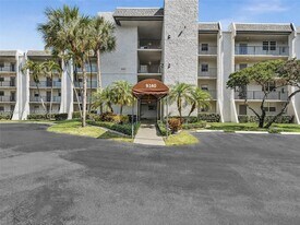 9340 Lagoon Pl, Unit 303 in Davie, FL - Building Photo