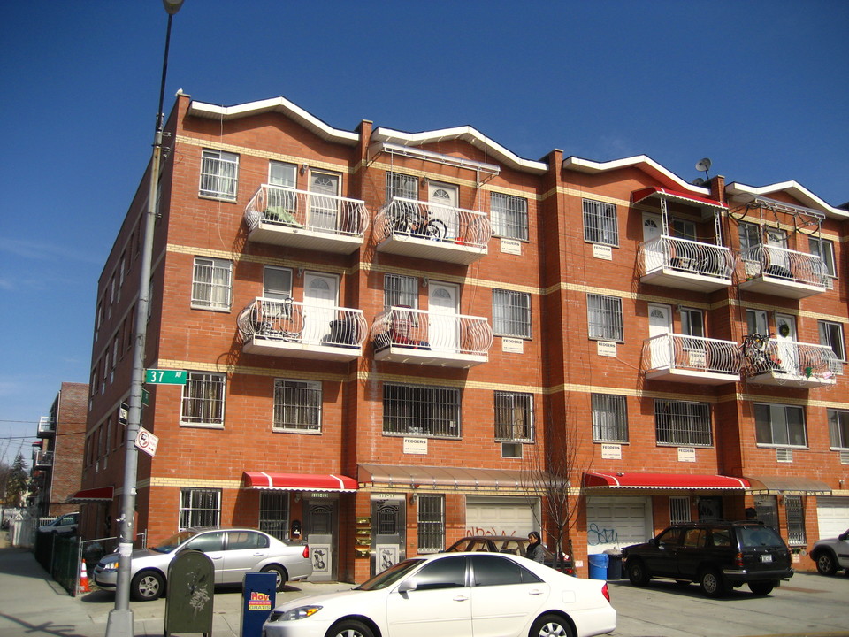 111-15 37th Ave in Corona, NY - Foto de edificio