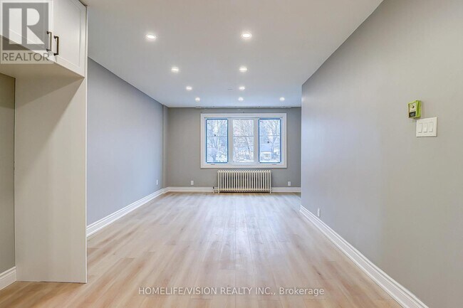 2877 St Clair Ave E in Toronto, ON - Building Photo - Building Photo