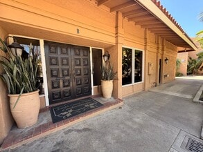 1101 W MacArthur Blvd in Santa Ana, CA - Building Photo - Building Photo