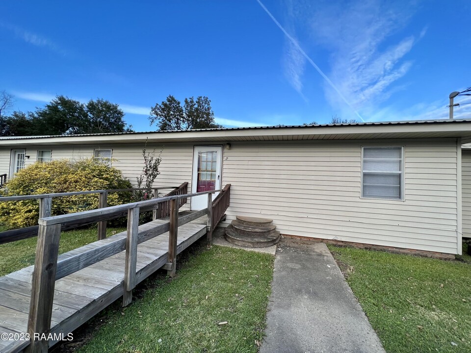 311 4th St-Unit -D in Broussard, LA - Building Photo