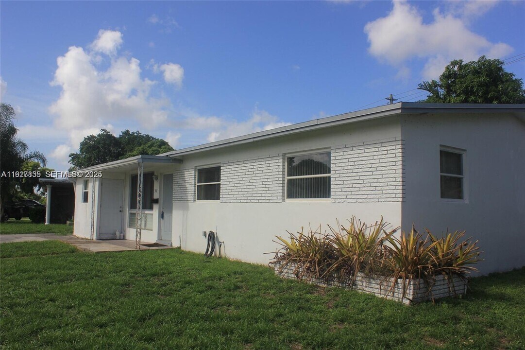 301 N 70th Ave in Hollywood, FL - Building Photo