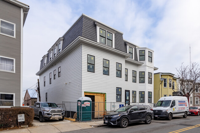 30-32 Condor St in Boston, MA - Foto de edificio - Building Photo