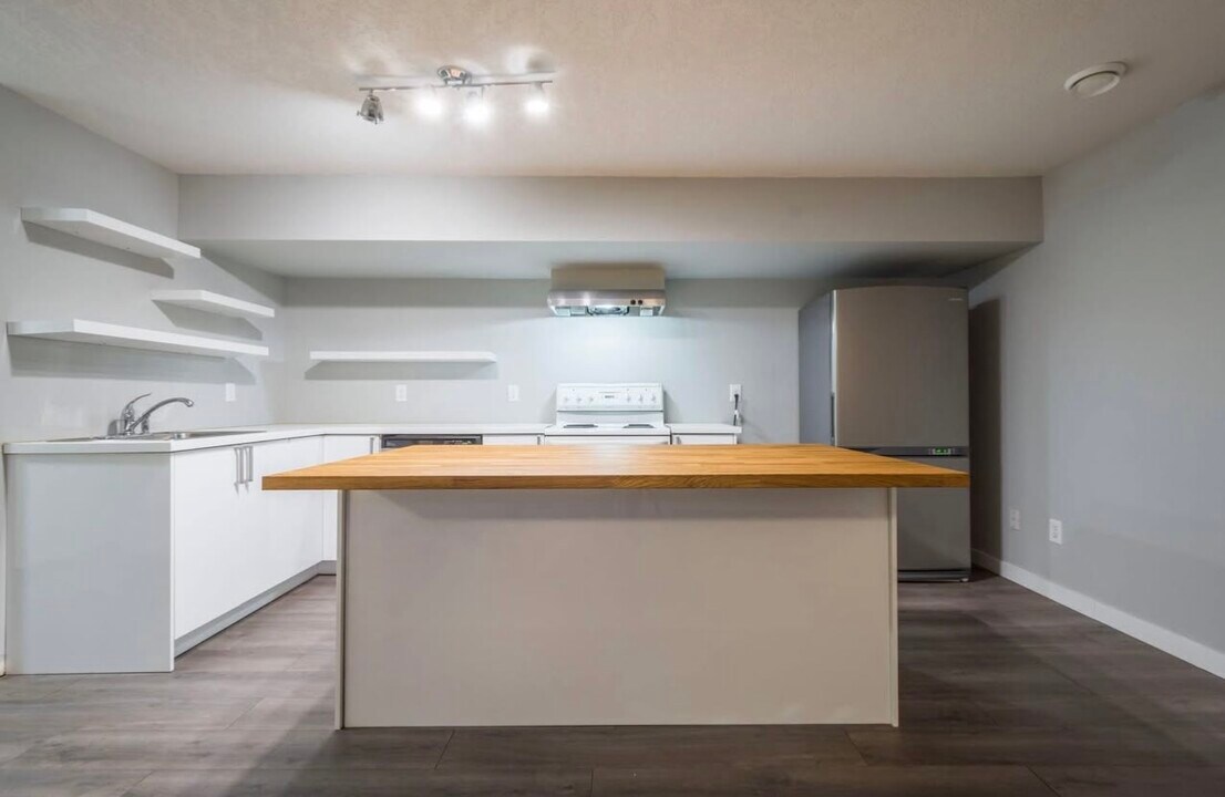 9840 79 St NW in Edmonton, AB - Building Photo